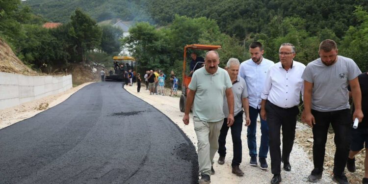 Hamza ka vizituar sot punimet në asfaltimin e ri në Broboniq, thotë se po vazhdon me kompletimin e infrastrukturës rrugore në Mitrovicë