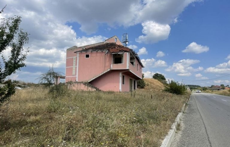 Kjo është shtëpia e pabanuar ku u fsheh për disa ditë Tush Frrokaj, i akuzuar për vrasjen në Klinë