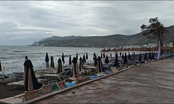 Stuhi në Lezhë, pushuesit “braktisin” Shëngjinin