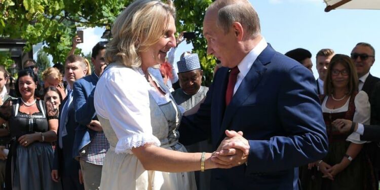 U pa duke kërcyer me Putin, ish-ministrja austriake kërcënohet me jetë