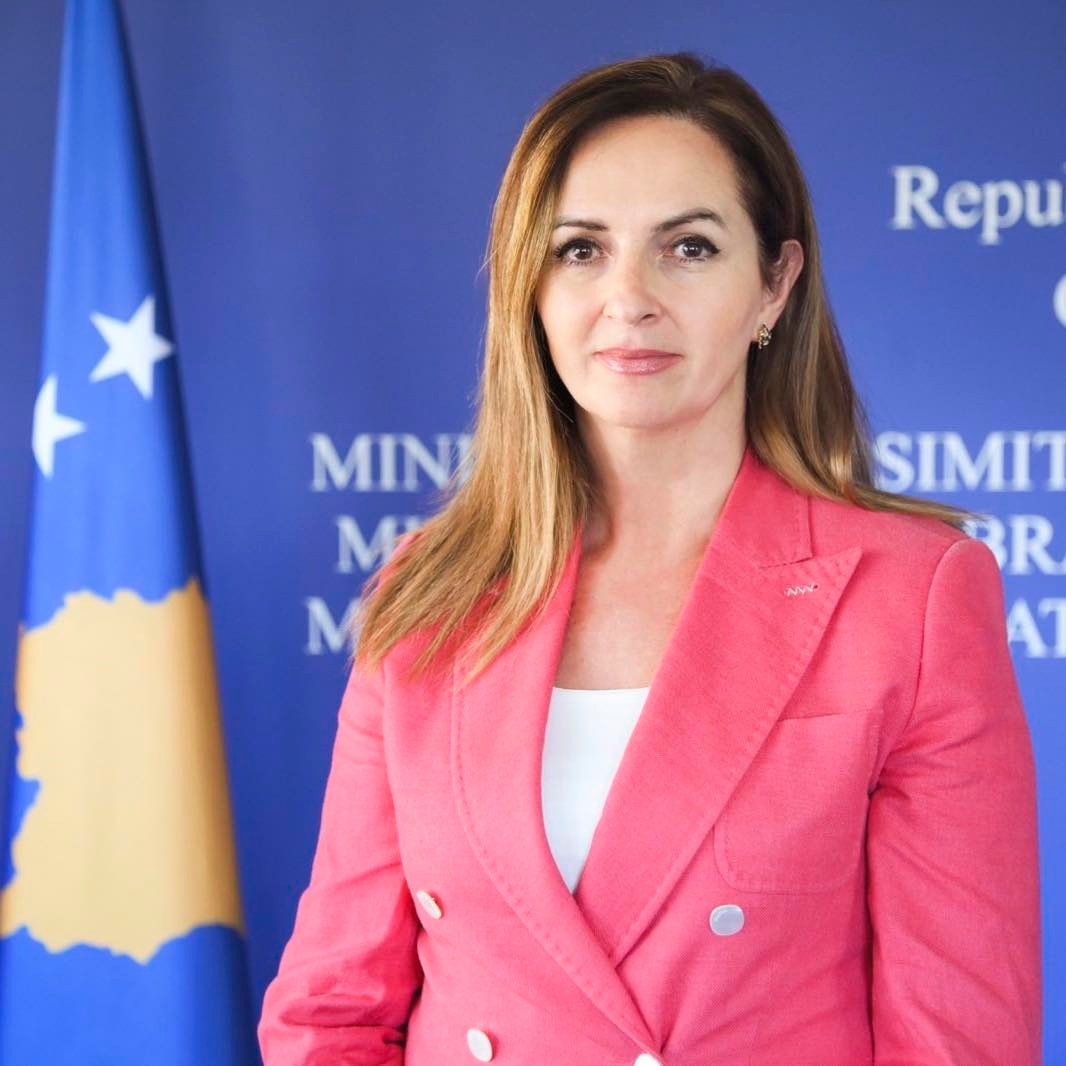 Ministrja Nagavci: 80 euro për nxënësit nga klasa 1 deri 5 për blerjen e teksteve