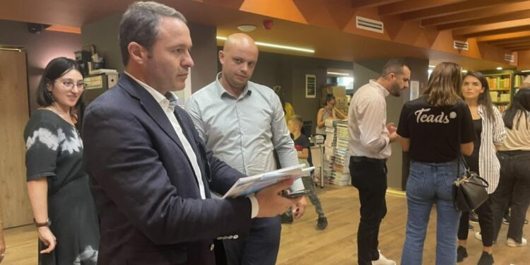 Burri i Presidentes blen libra për vajzat e tij, s’tregon sa i kushtuan