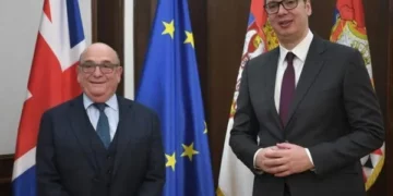 Emisari britanik telefonon Vuçiqin, paralajmëron vizitë në Serbi
