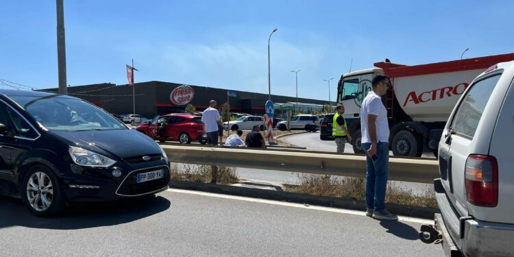 Aksident trafiku në Veternik, lëndohet një person
