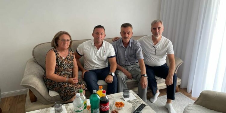 Mehaj viziton familjen e dëshmorit Burim Graiçevci