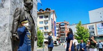 Presidentja Osmani gjatë vizitës në Istog, bëri homazhe tek shtatorja e Ibrahim Rugovës