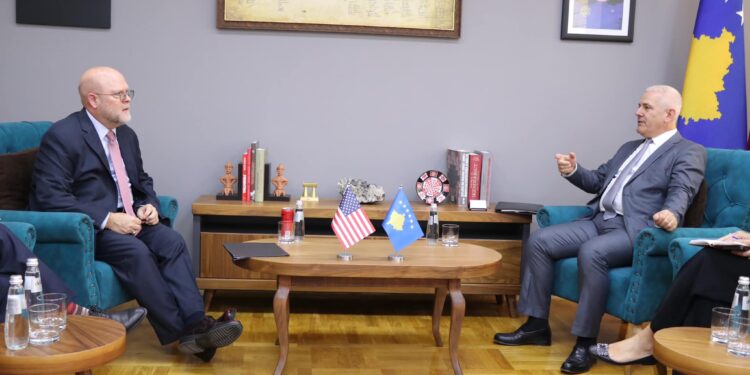 Ministri Sveçla takohet me Ambasadorin Hovenier