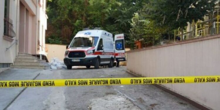 E rëndë: 25-vjeçarja A. Th. i jep fund jetës, hidhet nga kati i 4-të