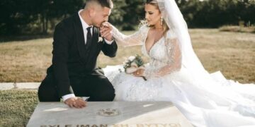 Çifti që emocionoi të gjithë me fotot e dasmës tek varri i babait dëshmor