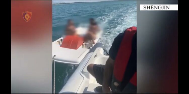 Tre kosovarë rrezikohen të mbytën në Shëngjin, shpëtohen nga Policia e Shqipërisë