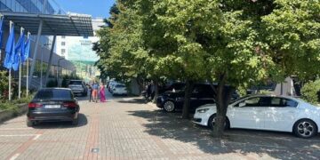 Kurti i mbledh ministrat në Kryeministri, pas arrestimeve të sotme