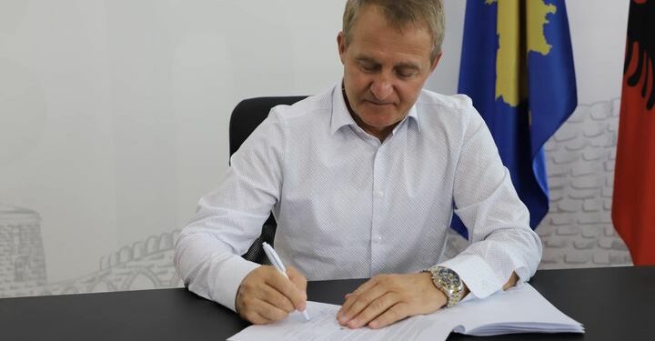 Lajm i mirë: Kryetari i Vushtrrisë ndanë 1.7 milion euro për infrastrukturë rrugore