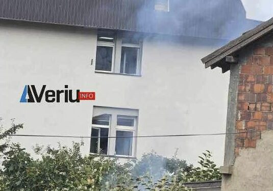 Tymi që po del nga një shtëpi private, po hyn në dhomat e Klinikës Pulmologjike në Prishtinë