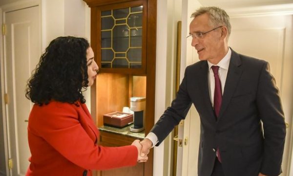 Si zakonisht NATO s’e njeh postin e Presidentit, Stoltenberg takohet me “zonjën Osmani”