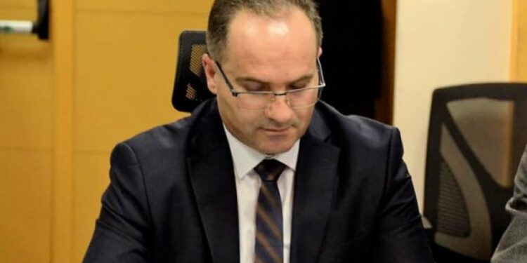 Vesel Krasniqi: Të shkarkohet ministrja Rozeta Hajdari