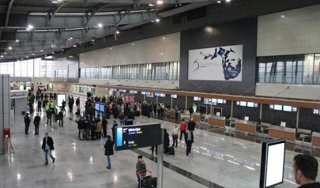 Shtetasi polak sulmon dy policë në Aeroportin “Adem Jashari”, dërgohet në mbajtje