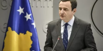 Kurti njofton për reduktimin e policëve edhe në anglisht, nuk e përmend ‘luftën hibride’