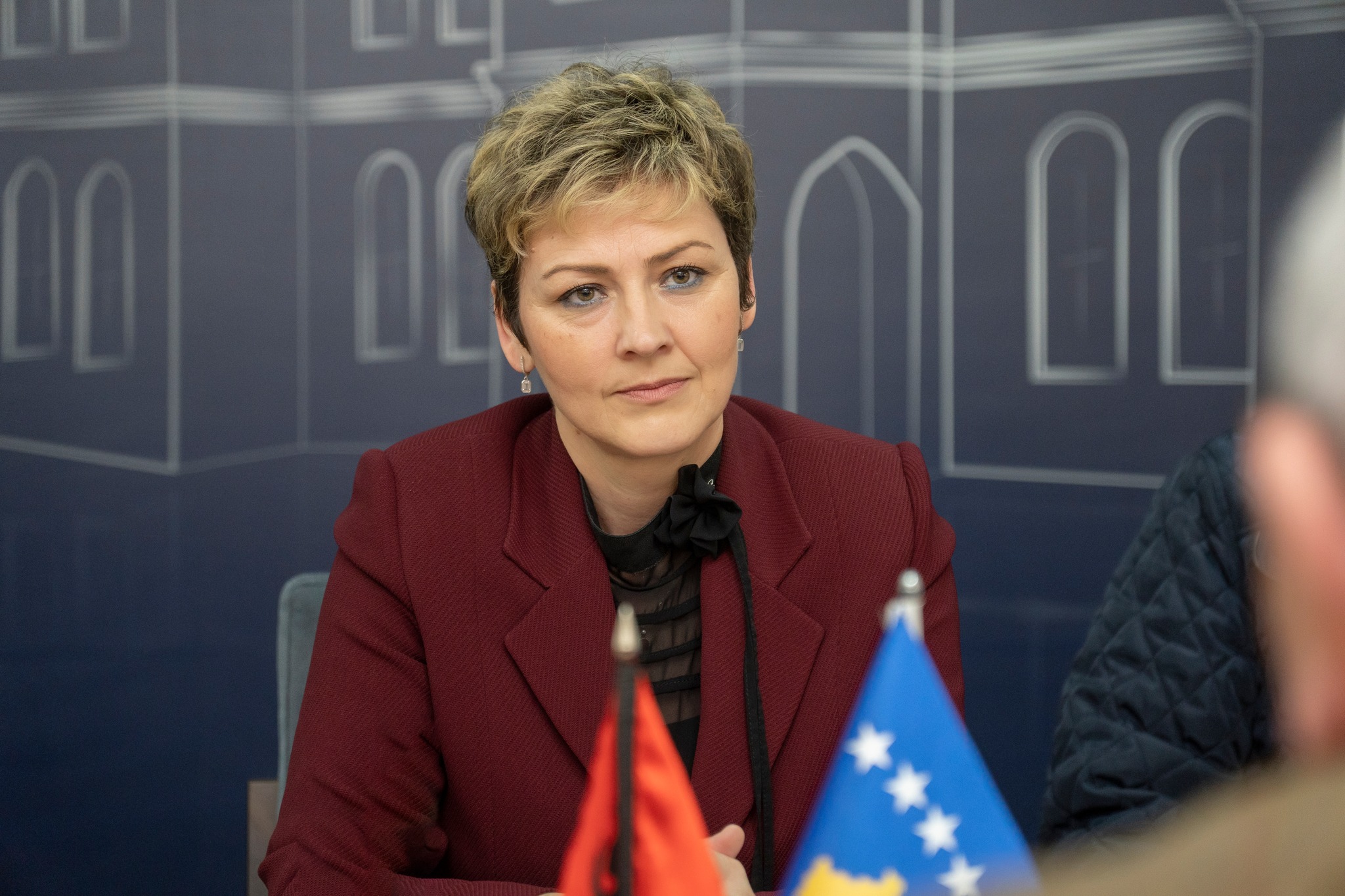 Policia serbe ndalon Ardita Sinani – Këshilltarja politike e Kurtit del me shpjegim