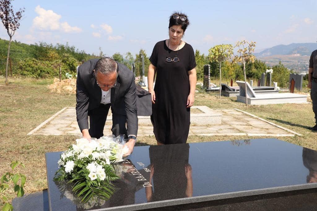 Kryetari Bedri Hamza përkujton ish-kryeministrin Bajram Rexhepi- Një institucioni a rruge do i japim emrin e tij