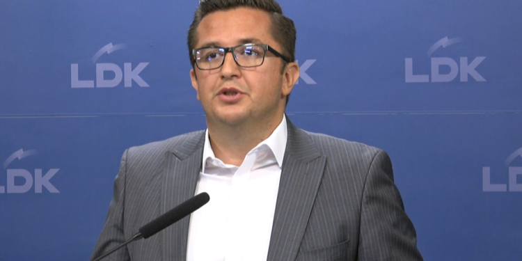 Besian Mustafa: Çuditem qysh Kurti nuk e shkarkon Rozeta Hajdarin