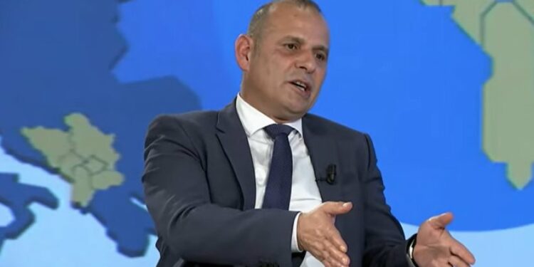 “Kur të përfundoni punët dhe mbani premtimet ne vazhdojmë me ju“ | Ish-diplomati thotë se ka një lloj sanksionimi për Kosovën edhe nga Franca