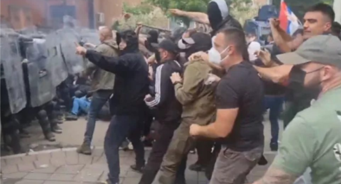 Shpallen fajtorë dhe dëbohen nga Kosova dy serbët që u arrestuan për trazirat në veri