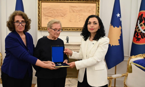 Osmani dekoroi post mortem regjisorin Bekim Lumi me Medaljen Presidenciale të Meritave