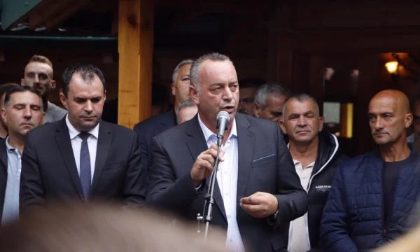 Haradinajt i trazohet dega e partisë në Deçan, Demaliaj i pakënaqur me rikandidimin e Ramosajt