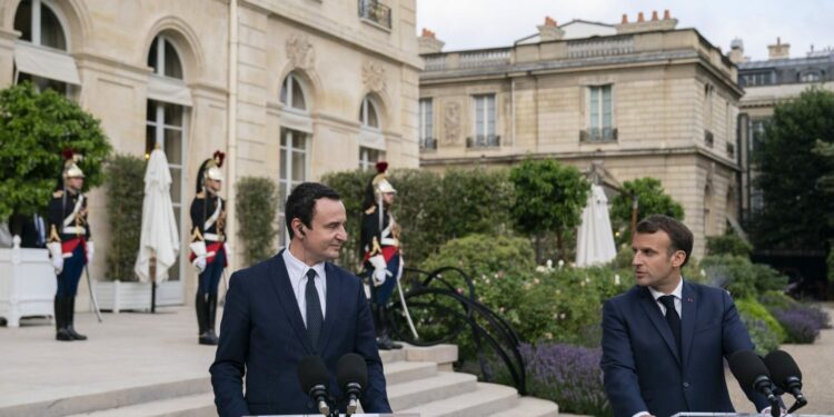 “Ultimatumi“ i Macron/ Deputeti i AAK-së: Kryeministri kujton që fati i Globit është i lidhur me tre njerëz: Osmanin, Konjufcën e vetë Kurtin