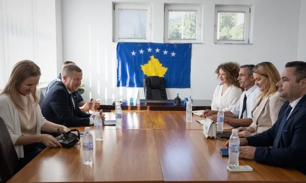 Shefi i Zyrës së BE shkon në Lipë për ta takuar Kryetarin e Zveçanit Ilir Pecin