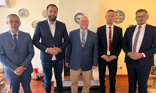 Ambasadori Hovenier takon përfaqësues të serbëve të Kosovës, opozitarë të Listës Srpska