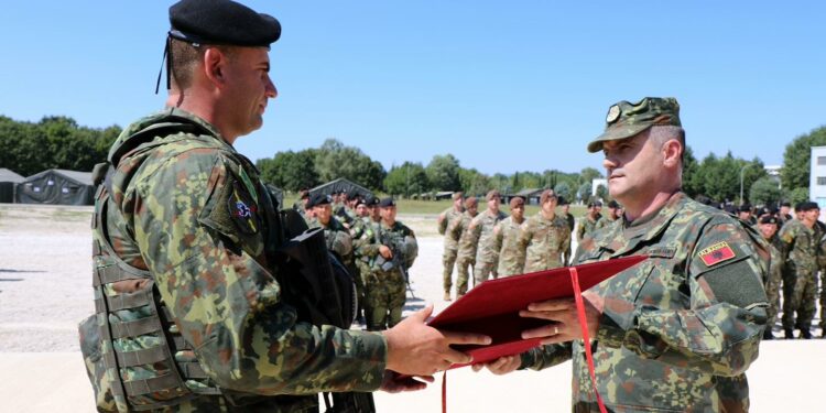 Një tjetër kontingjent i Shqipërisë i bashkohet misionit të KFOR-it në Kosovë