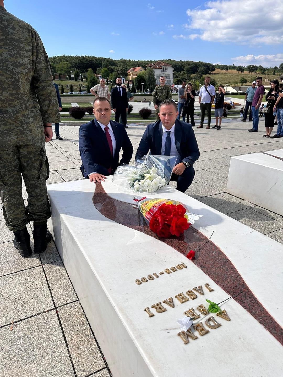 Mehaj dhe Maqedonci kanë bërë homazhe tek varrezat e Jasharajve në Prekaz, pas dorëzimit dhe pranimit të detyrës