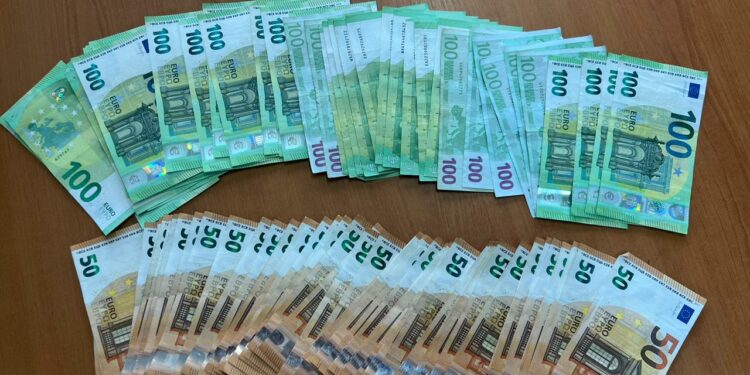 Qytetari nga Gjakova gjen një zarf me 8 mijë euro, i dërgon në Polici