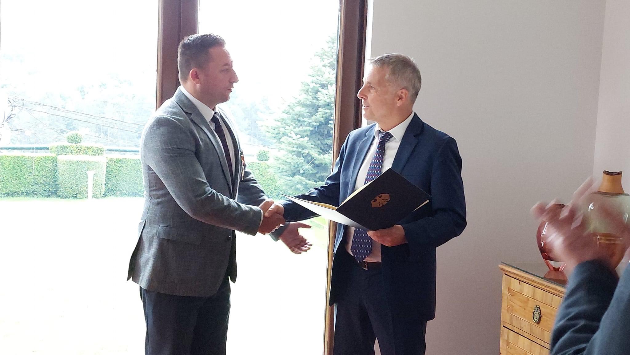 Ish-ministri i mbrojtjes, Armend Mehaj, nderohet me urdhër ushtarak nga Gjermania