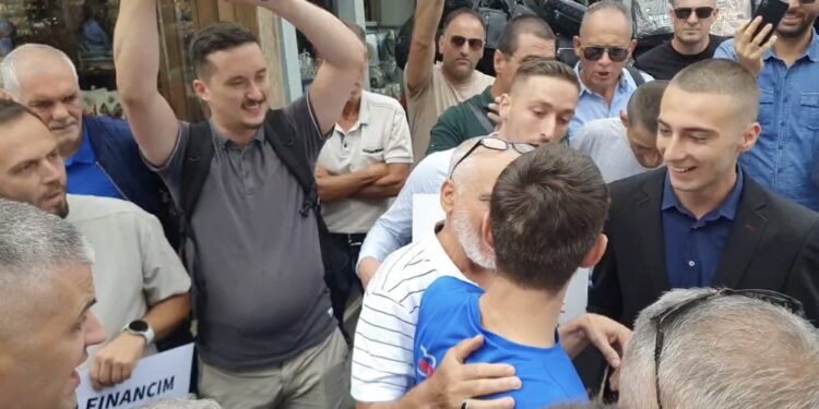 “Ik shko në Prishtinë, vendin e degjenrum” – Dalin pamjet e momentit kur sulmohet gazetari Vullnet Krasniqi