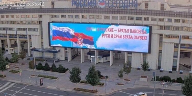 “Serbët dhe rusët janë vëllezër përgjithmonë”, Rusia vendos monitorë gjigandë në Moskë