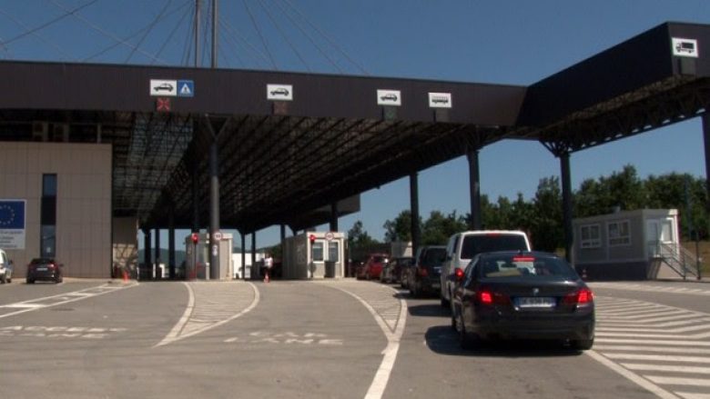 Kolona të gjata në vendkalimet kufitare, në Merdar mbi pesë orë pritje për të hyrë në Kosovë