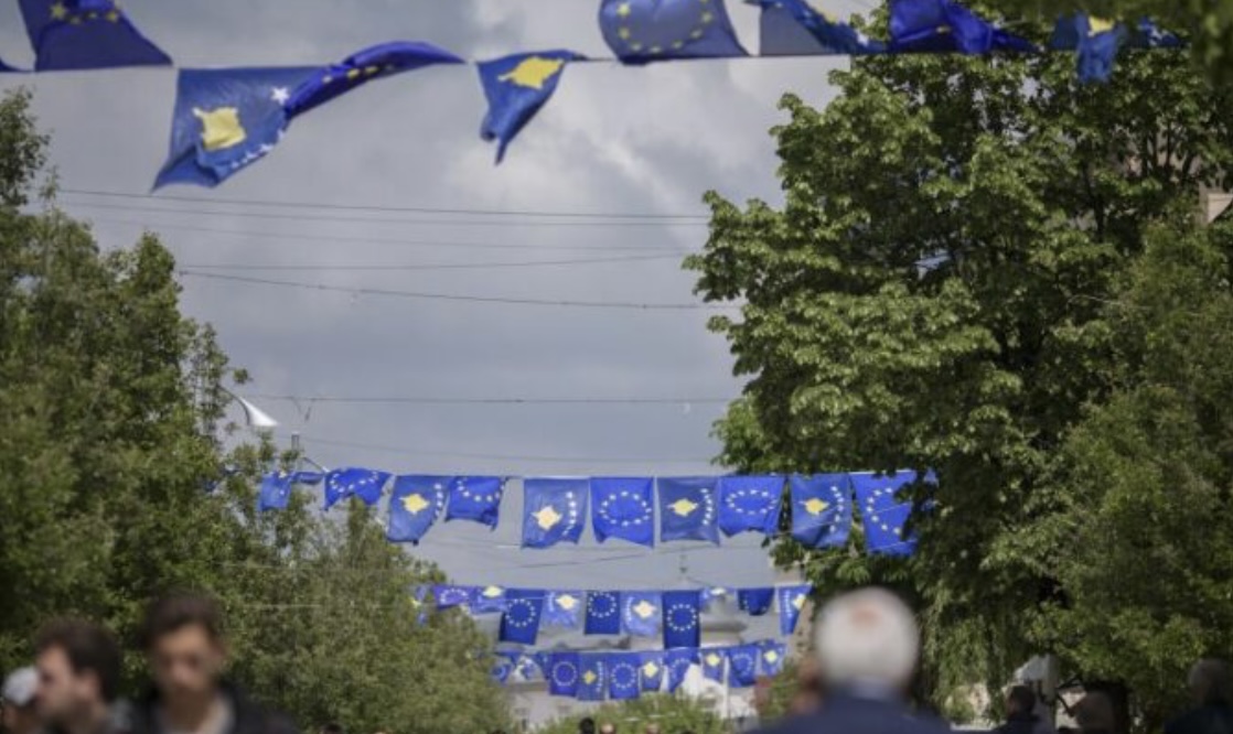 BE-ja mohon se po ia mban anën Serbisë, thotë se përgjegjësia për pajtim në fund u mbetet palëve