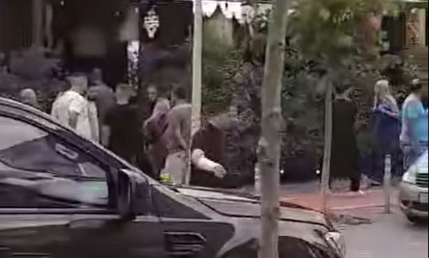 Ngjarje si në filma: I dyshuari për vrasjen në Klinë grabiti një veturë në mes të rrugës dhe u arratis