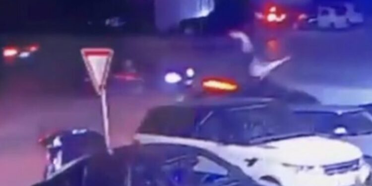 Pamje të rënda, vetura qëllimshëm godet dy persona në Fushë Kosovë dhe largohet shpejt (video)
