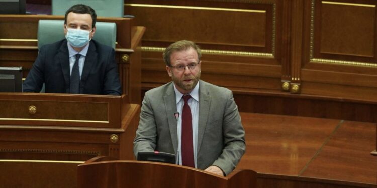 Haki Abazi “zbulon” edhe një lidhje të biznesmenit Ridvan Muharremi me kryeministrin Kurti