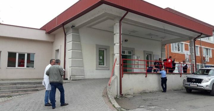 Vrasja në Skenderaj, njëri nga të plagosurit po “lufton” me jetën, gjendja e tij është kritike