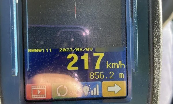 Voziti 217 km/h në rrugën Pejë-Prishtinë, gjobitet me 300 euro dhe i ndalohet vozitja për 3 muaj