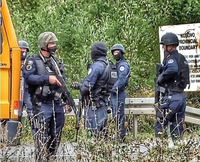 LAJMI I FUNDIT: Katër serbë dhe një shqiptar gjuajnë në drejtim të Policisë së Kosovës në veri