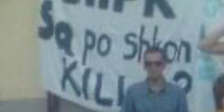 “Sa po shkon killa”: Kur Mujeci protestonte për zhdukjen e drogës nga Dhoma e Dëshmive