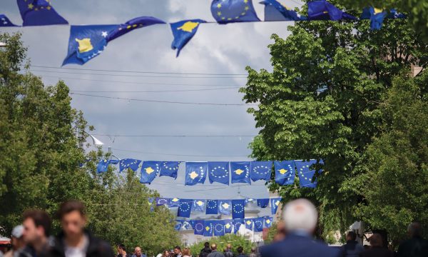 37.7 për qind e të rinjve synojnë të largohen nga Kosova
