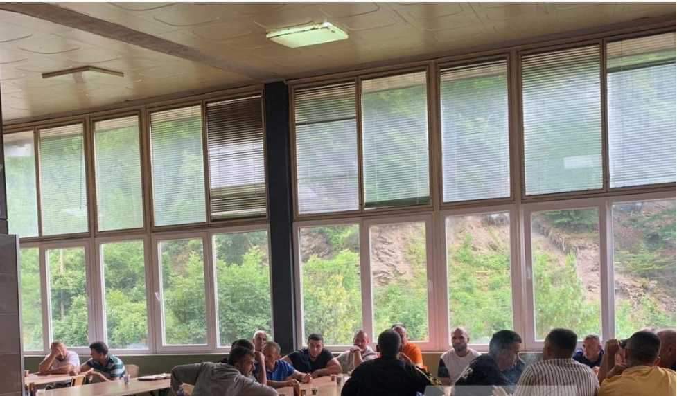 Pamje nga greva e minatorëve të “Trepçës”, thonë se nuk punojnë deri në ekzekutimin e pagave