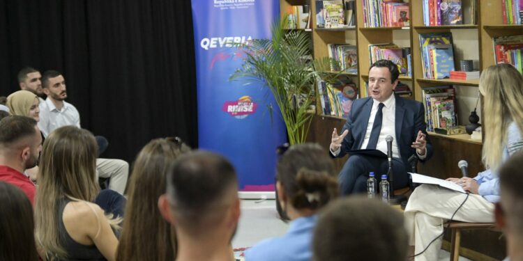Kurti zhvilloi një bashkëbisedim me studentët përfitues të bursave për studime jashtë vendit