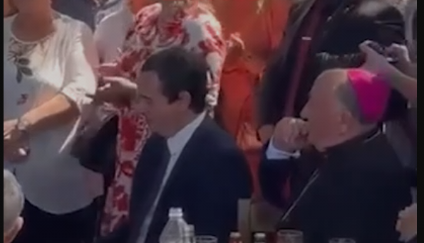 Kurti i shoqëruar nga Ipeshkvi Dodë Gjergji ia thotë këngës në një festë në Stubëll (VIDEO)